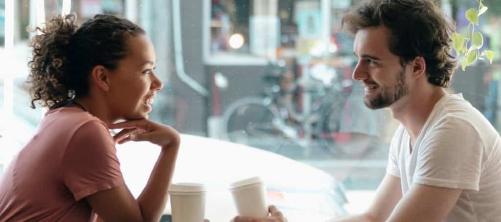 couple conjugal therapie discussion fenetre soleil amoureux