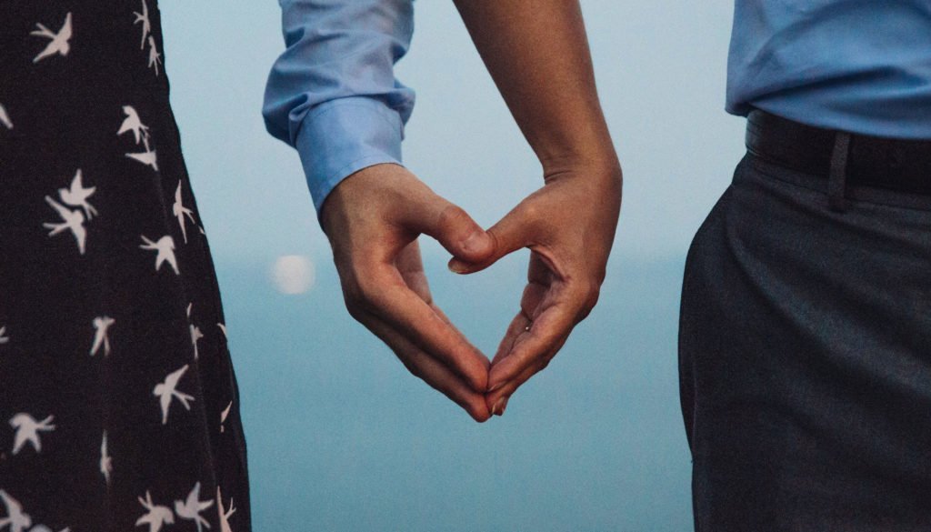love heart hands therapie couple